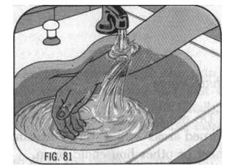 Rửa vết bỏng dưới vòi nước lạnh