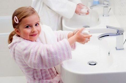 Rửa tay cho trẻ trước khi ăn và sau khi đi tiêu.