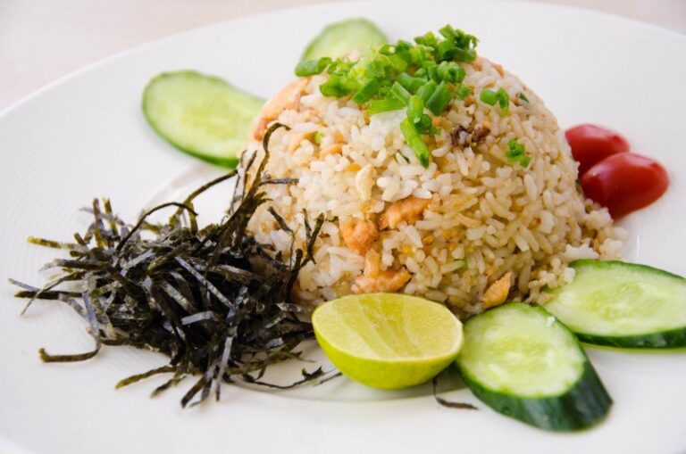 Cách làm cơm chiên cá hồi ngon tuyệt