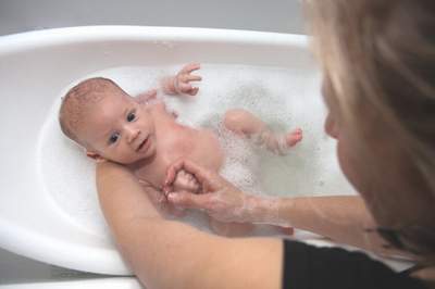 tắm cho trẻ sơ sinh tại nhà